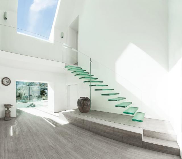 1-minimalist-glass-staircase-design.jpg