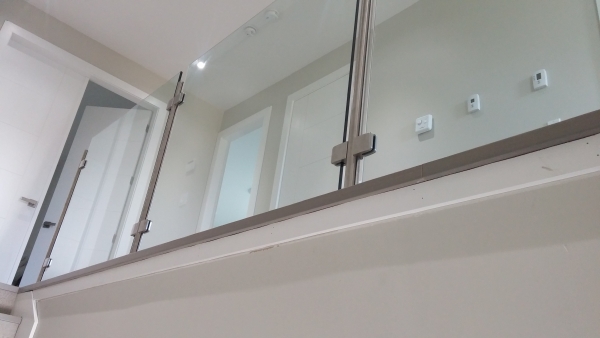 Frameless Glass Railing/ Exterior Balcony/ Clips Installation